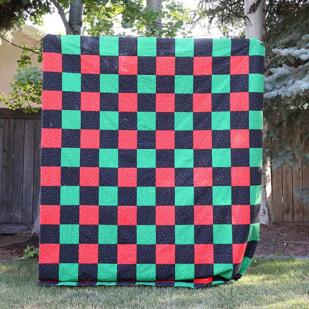 
            
                Load image into Gallery viewer, Buffalo Plaid Quilt Kit (Hole Punch Dot Christmas) - Throw Size
            
        